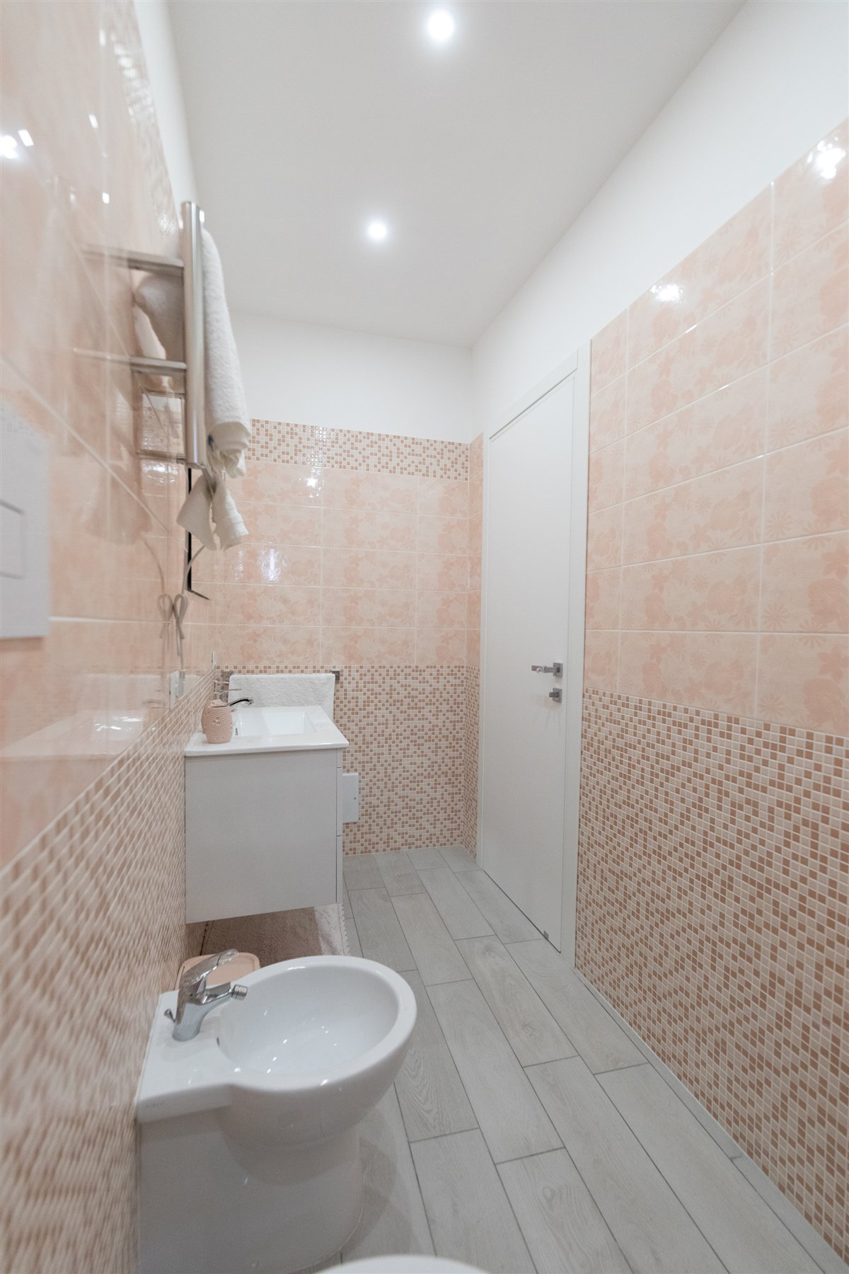Bagno privato nei toni rosati