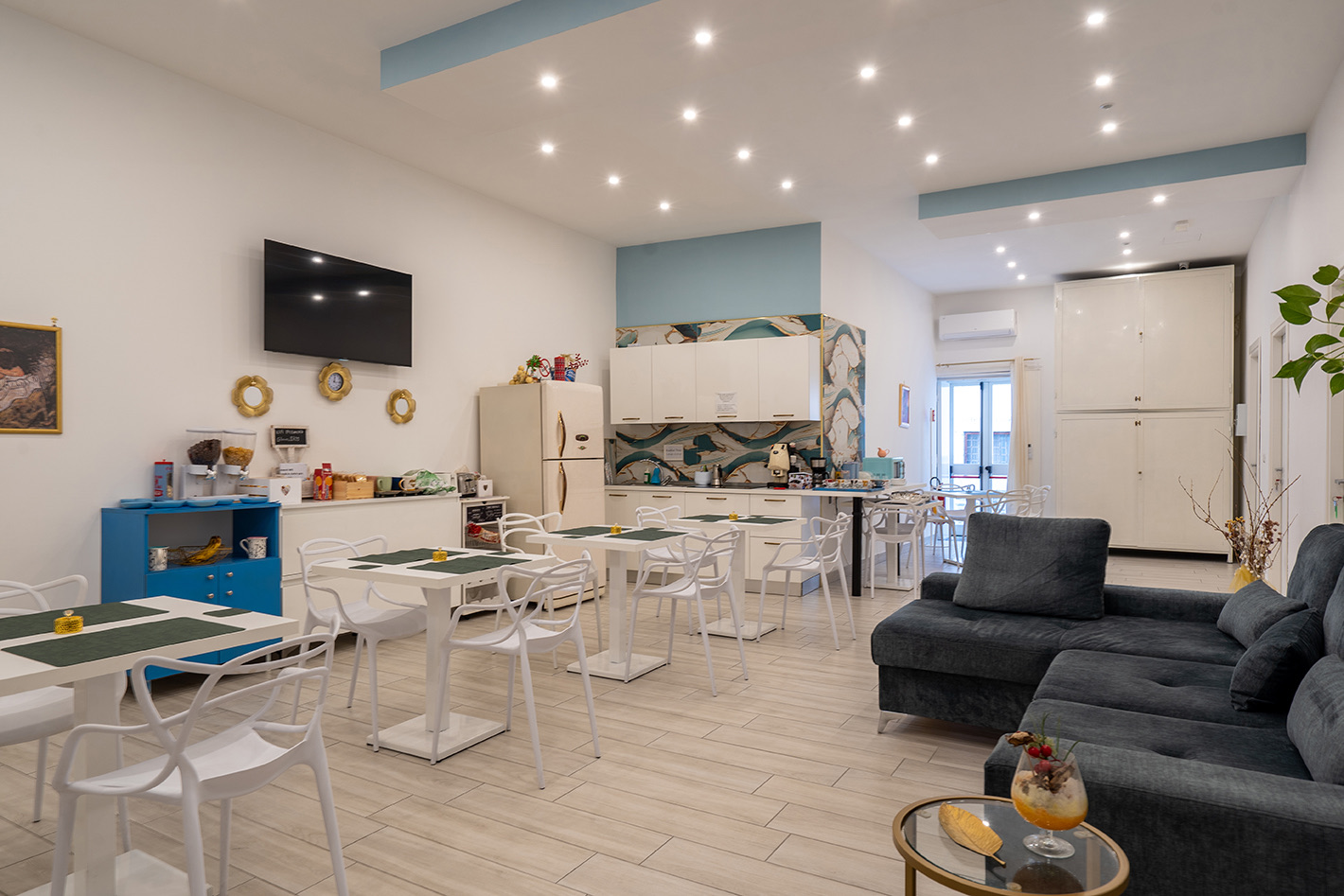 Frühstücksraum von Gloves Rooms in Neapel mit Tischen, Küche und Sofa