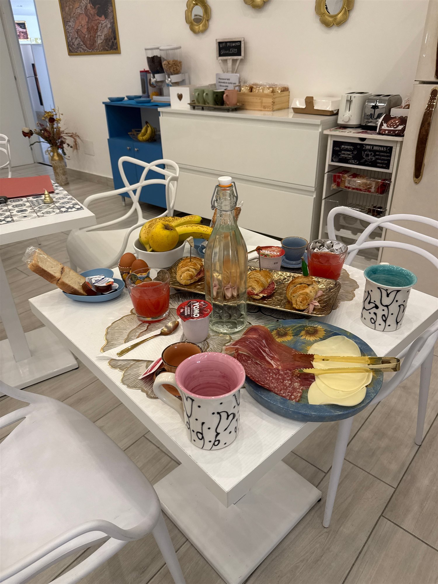 Tavola della colazione con proposte dolci e salate