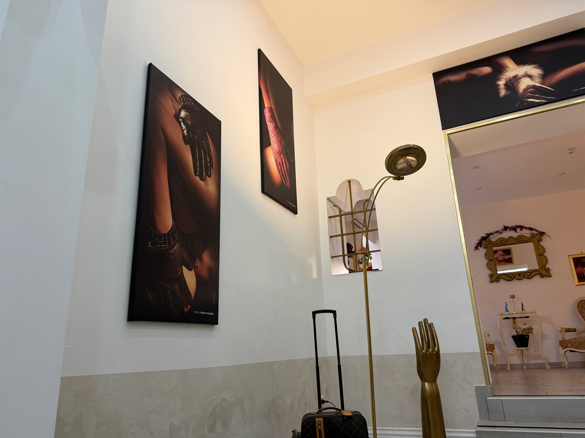 Dettagli della hall dedicati alla tradizione dei guanti