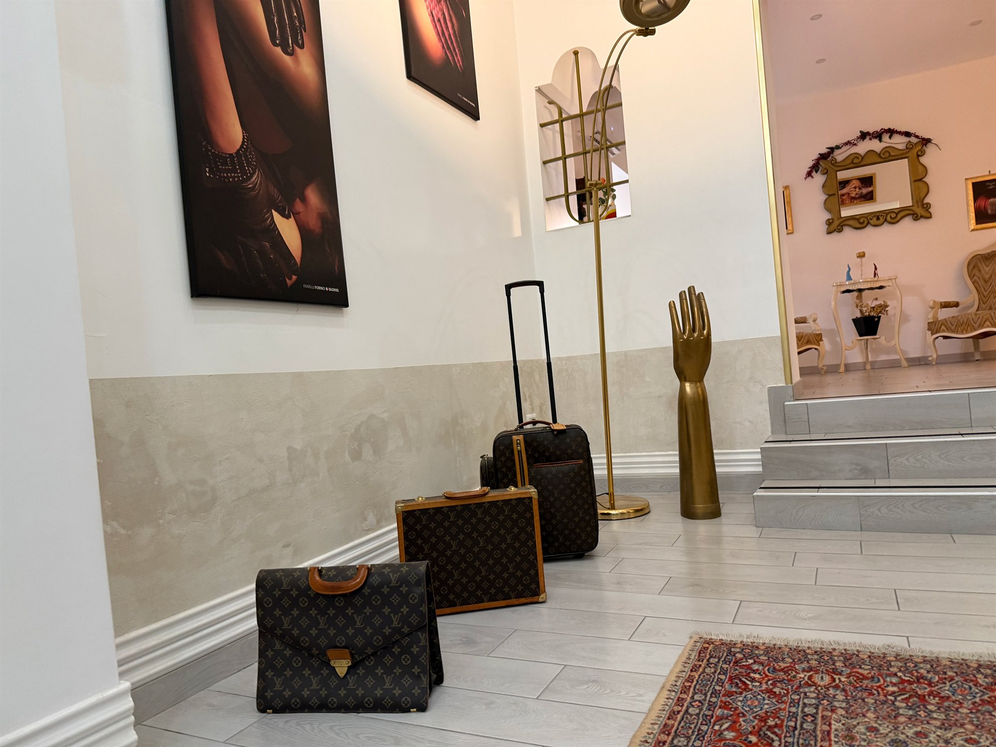 La hall di Gloves Rooms a Napoli