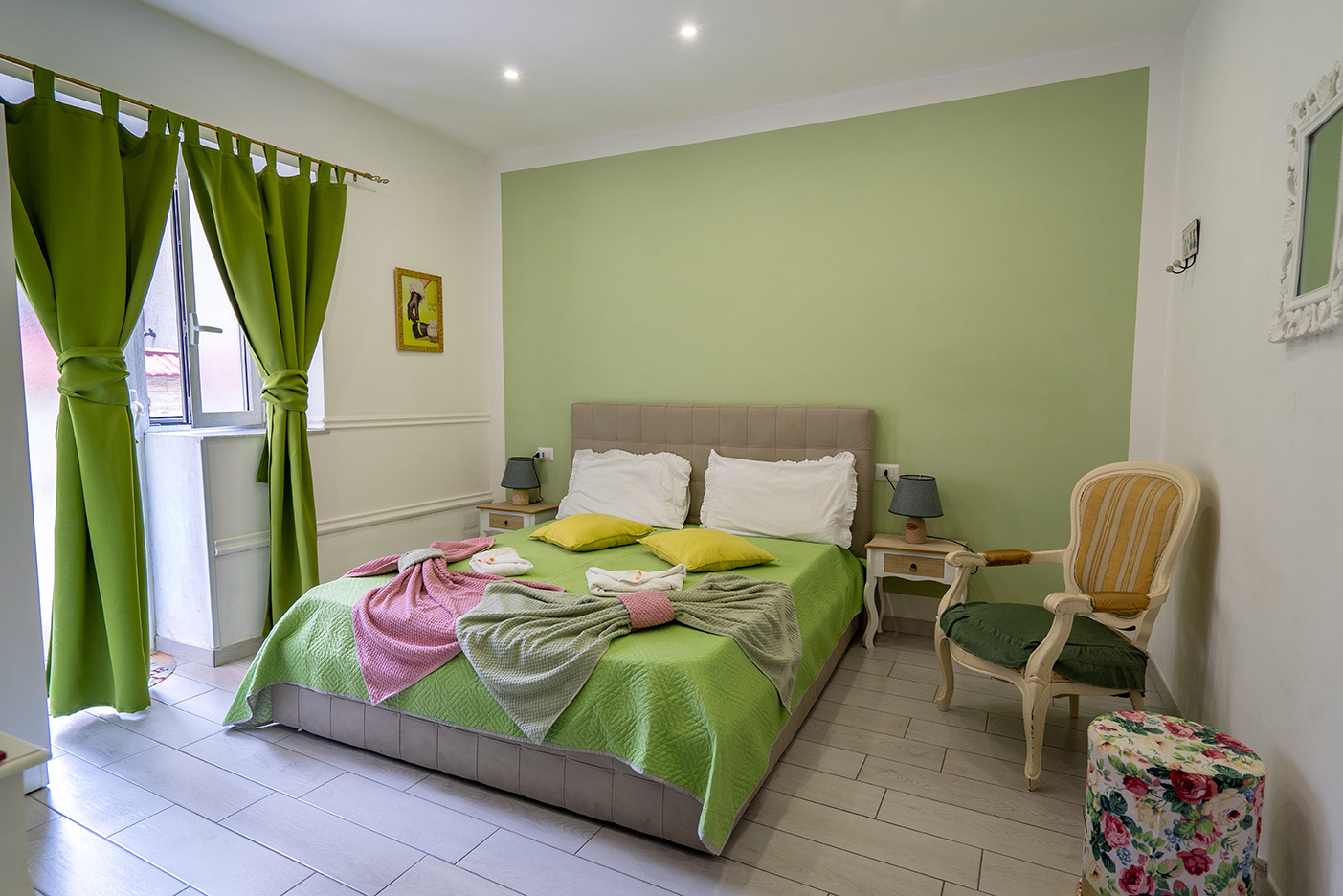 Green-toned Double Room with a double bed
