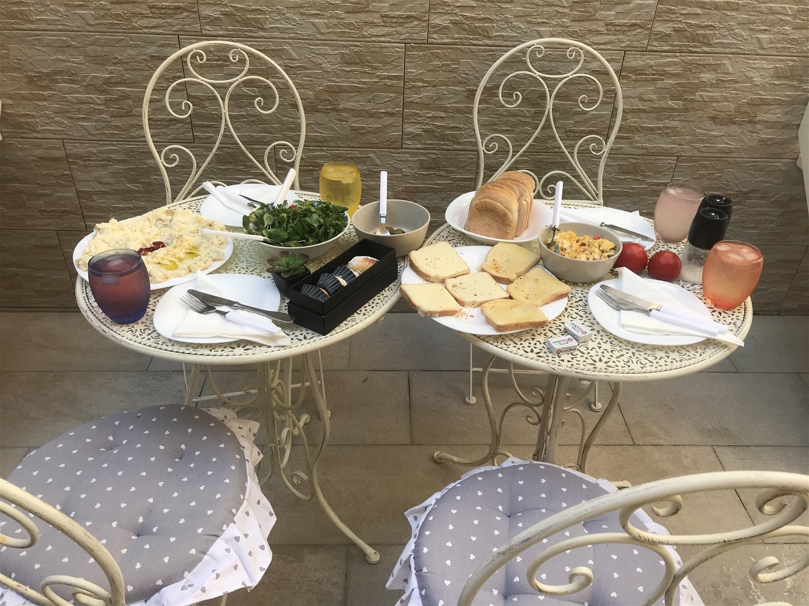 Colazione dolce e salata servita sulla terrazza di Gloves Rooms