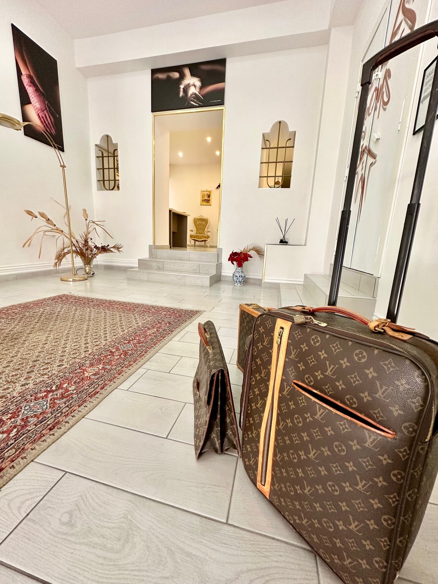 L'ingresso elegante di Gloves Rooms con valigie da viaggio