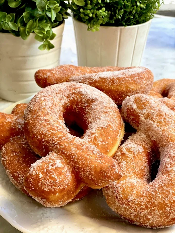 Graffe napoletane fritte ricoperte di zucchero