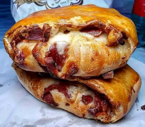 Panino napoletano con ripieno di salumi e formaggi