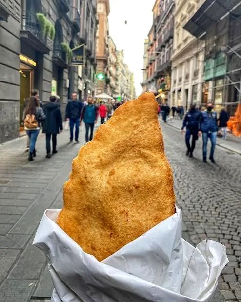 Pizza fritta napoletana servita da passeggio