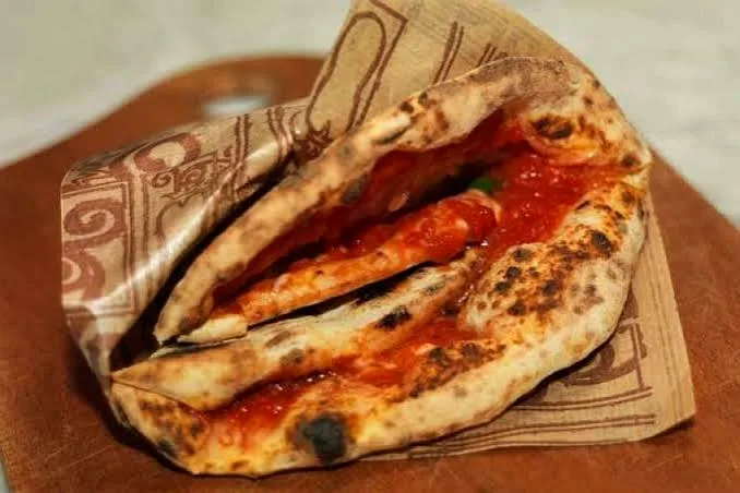 Pizza napoletana piegata a portafoglio