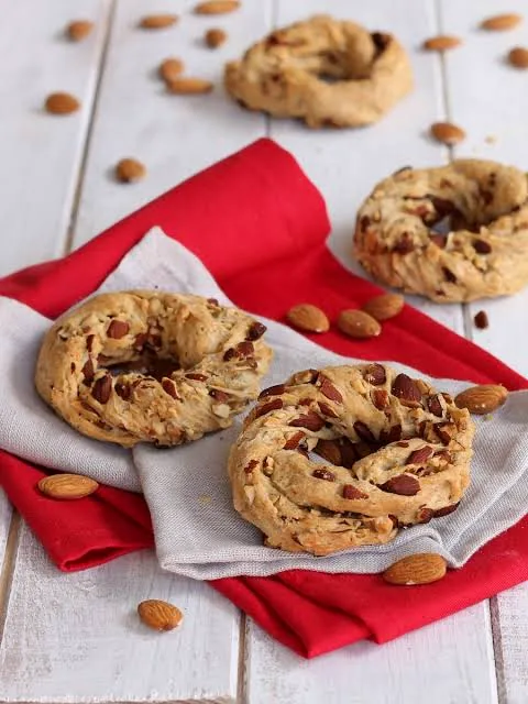 Taralli napoletani sugna, pepe e mandorle