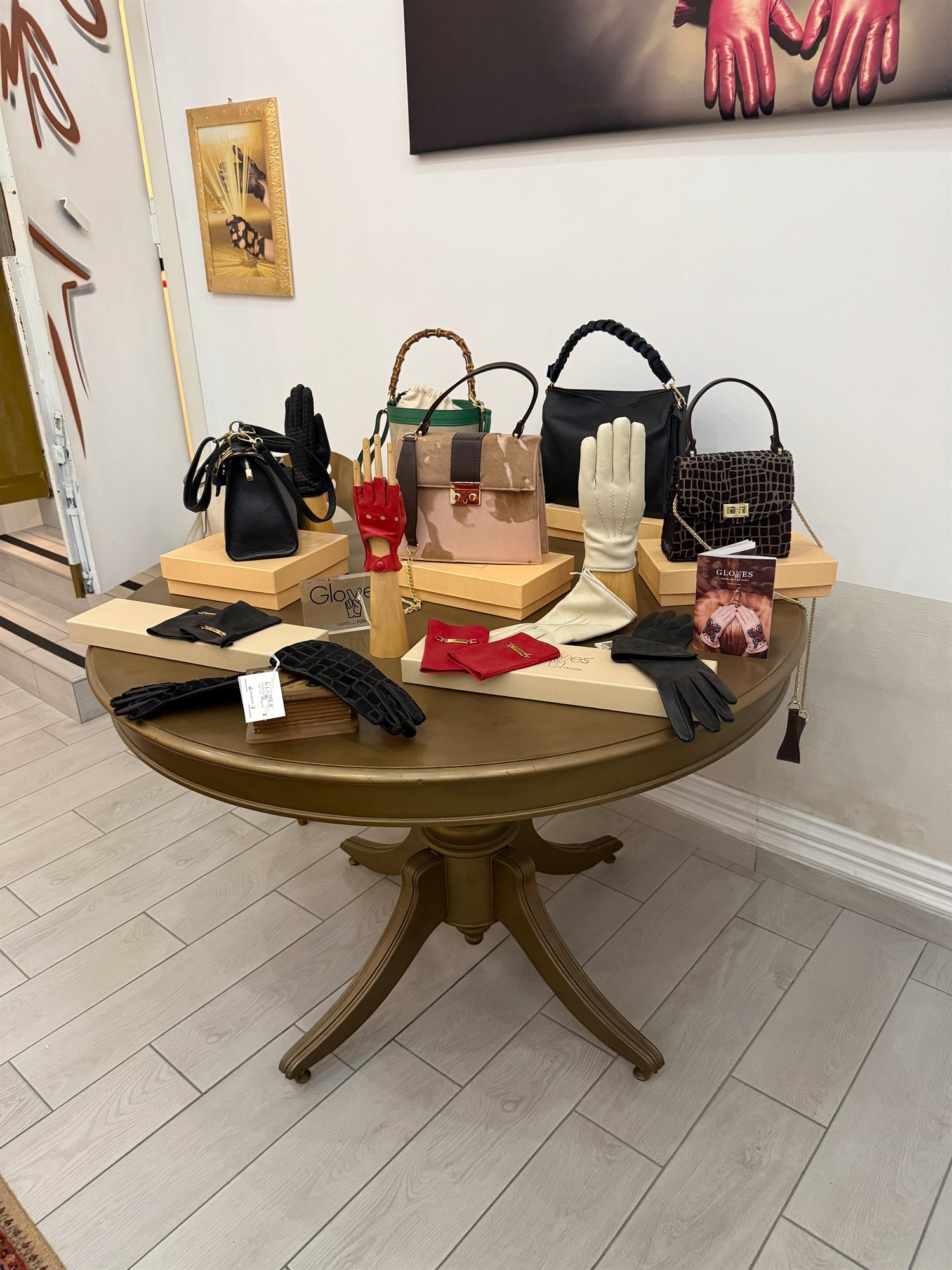 Esposizione di guanti e borse nella hall