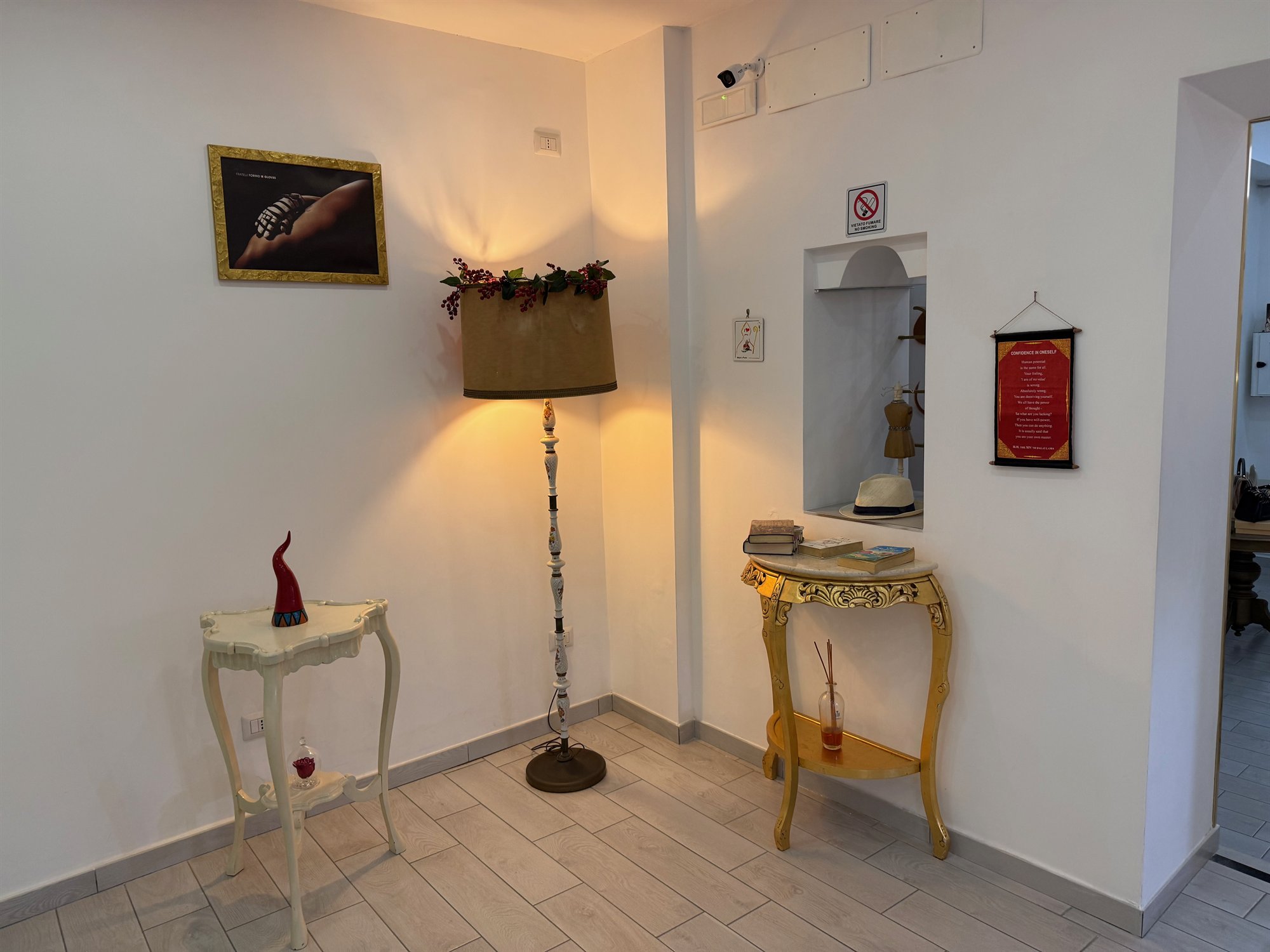Angolo arredato della hall di Gloves Rooms