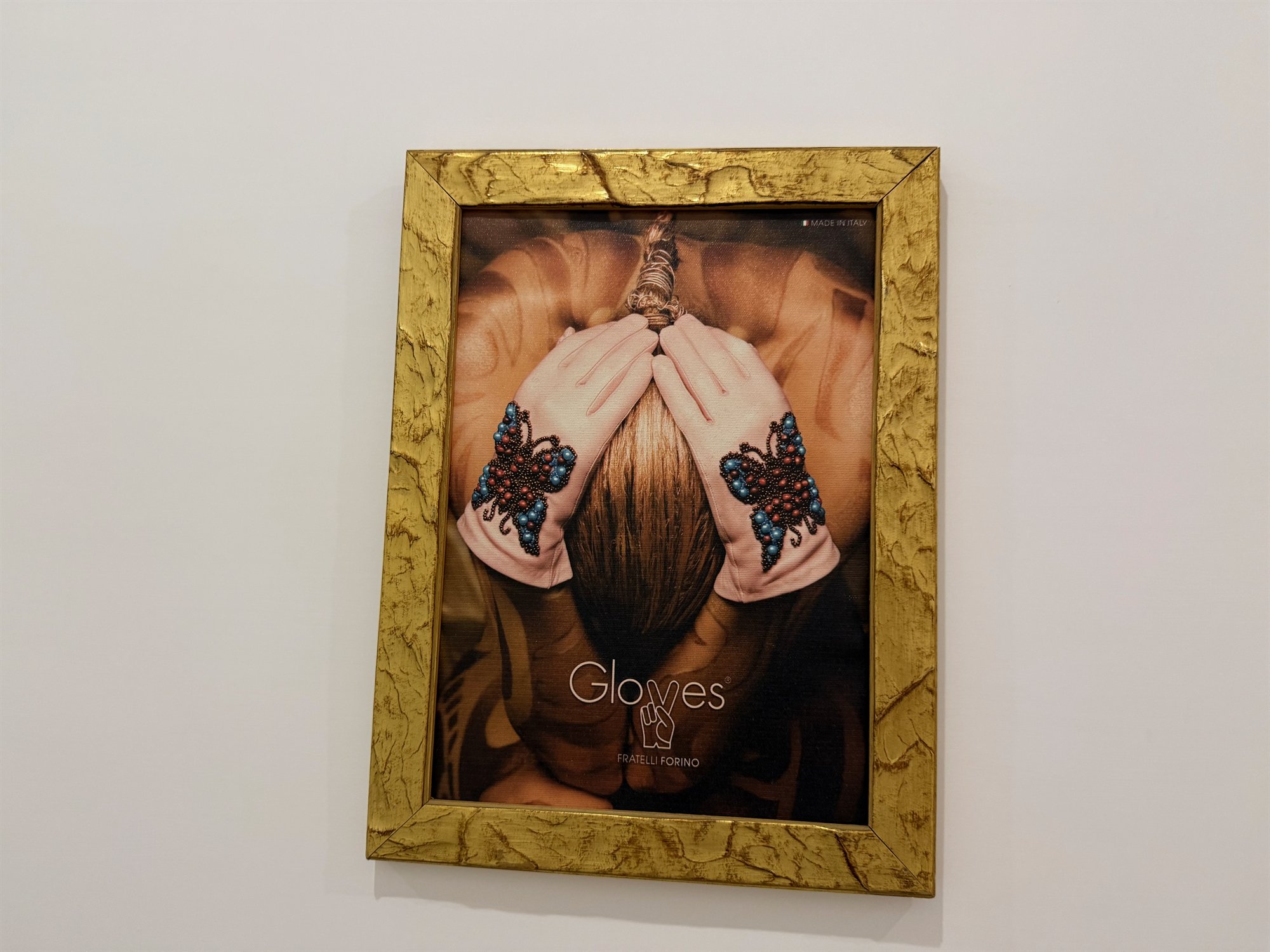 Opera fotografica con guanti ricamati
