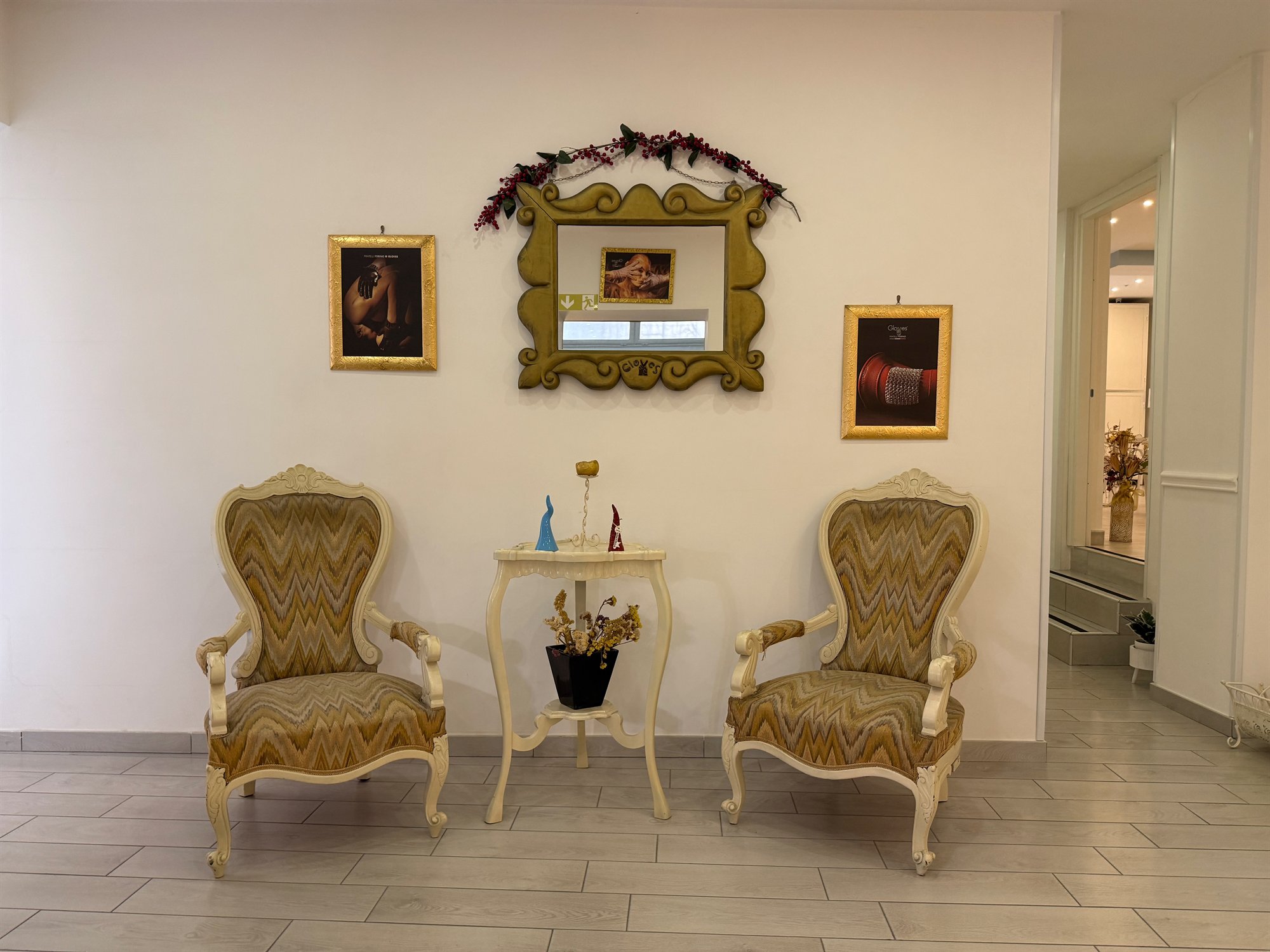 L’elegante salotto della hall di Gloves Rooms