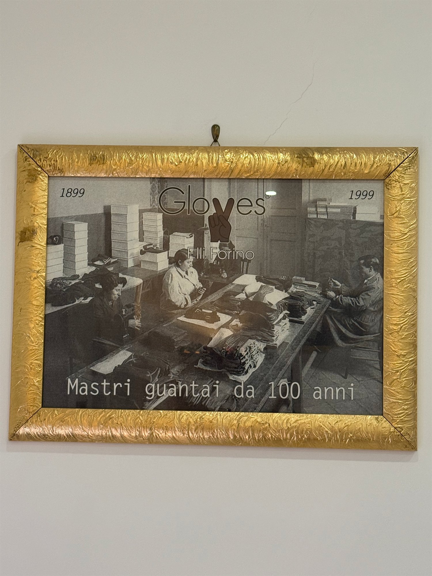 Fotografia storica della famiglia Forino, maestri guantai