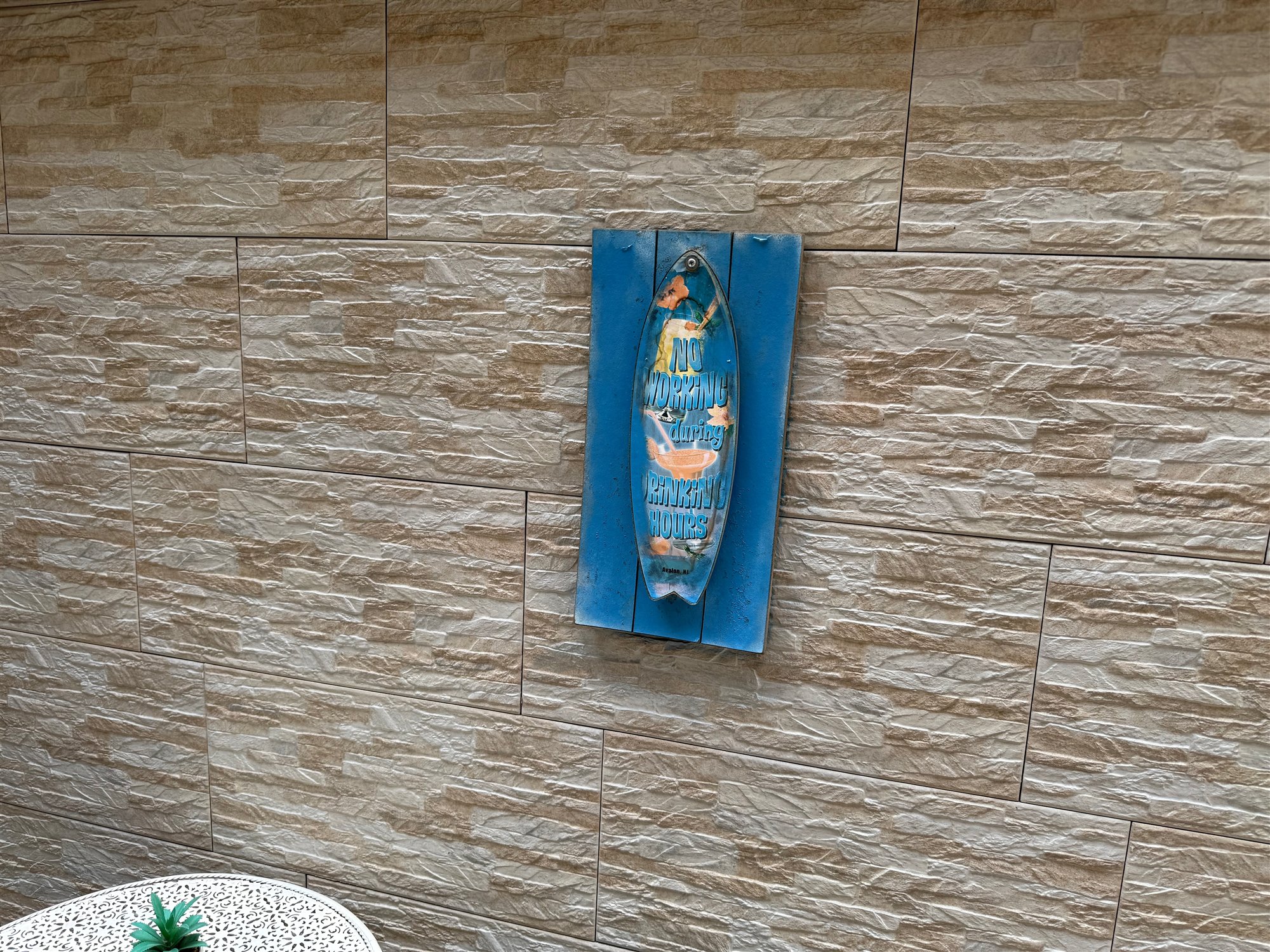 Dettaglio blu ispirato al mare sulla parete della terrazza